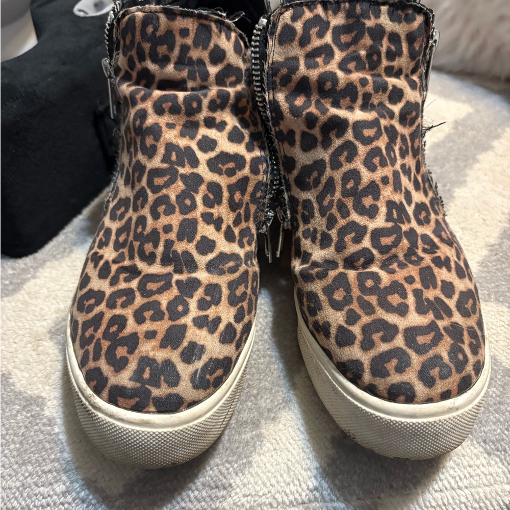 Pink Lily Leopard Print Sneakers